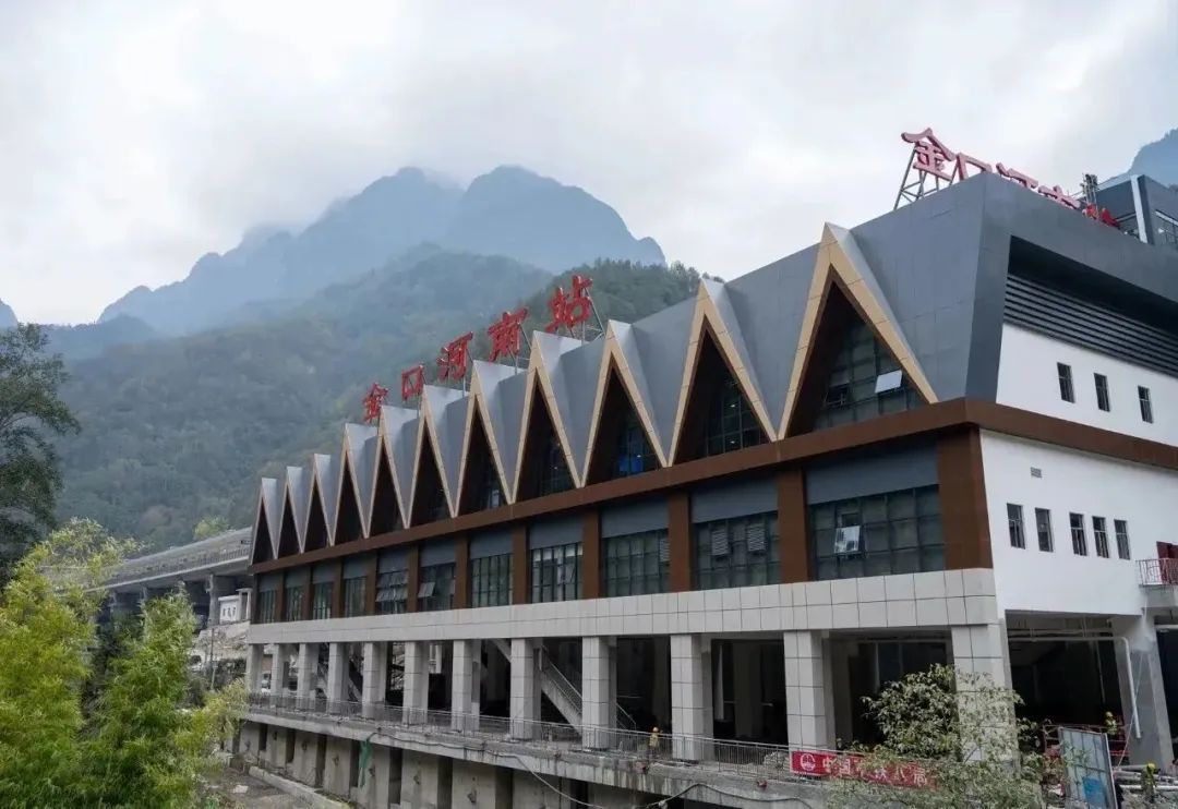 成昆鐵路擴(kuò)能改造工程峨冕段新建客站完工亮相502.jpg