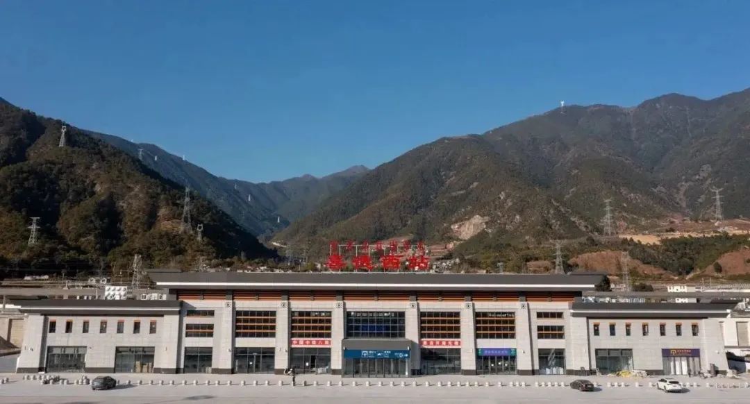成昆鐵路擴(kuò)能改造工程峨冕段新建客站完工亮相790.jpg