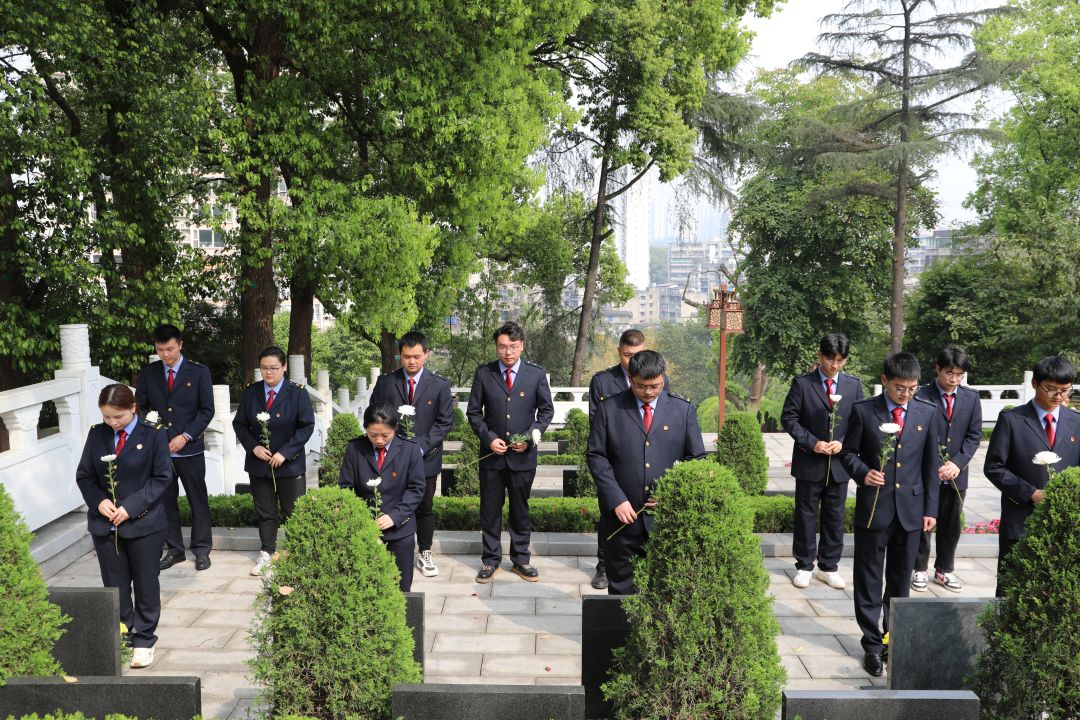 “傳承紅色基因 做時(shí)代新青年”--瀘州鐵路公司團(tuán)委開展清明節(jié)主題活動(dòng)（緬懷先烈1）.jpg