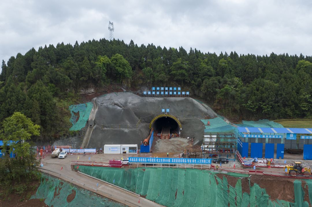 成達萬高鐵全線首座隧道貫通！（圖片來源：中國建筑第八工程局有限公司） (2).jpg