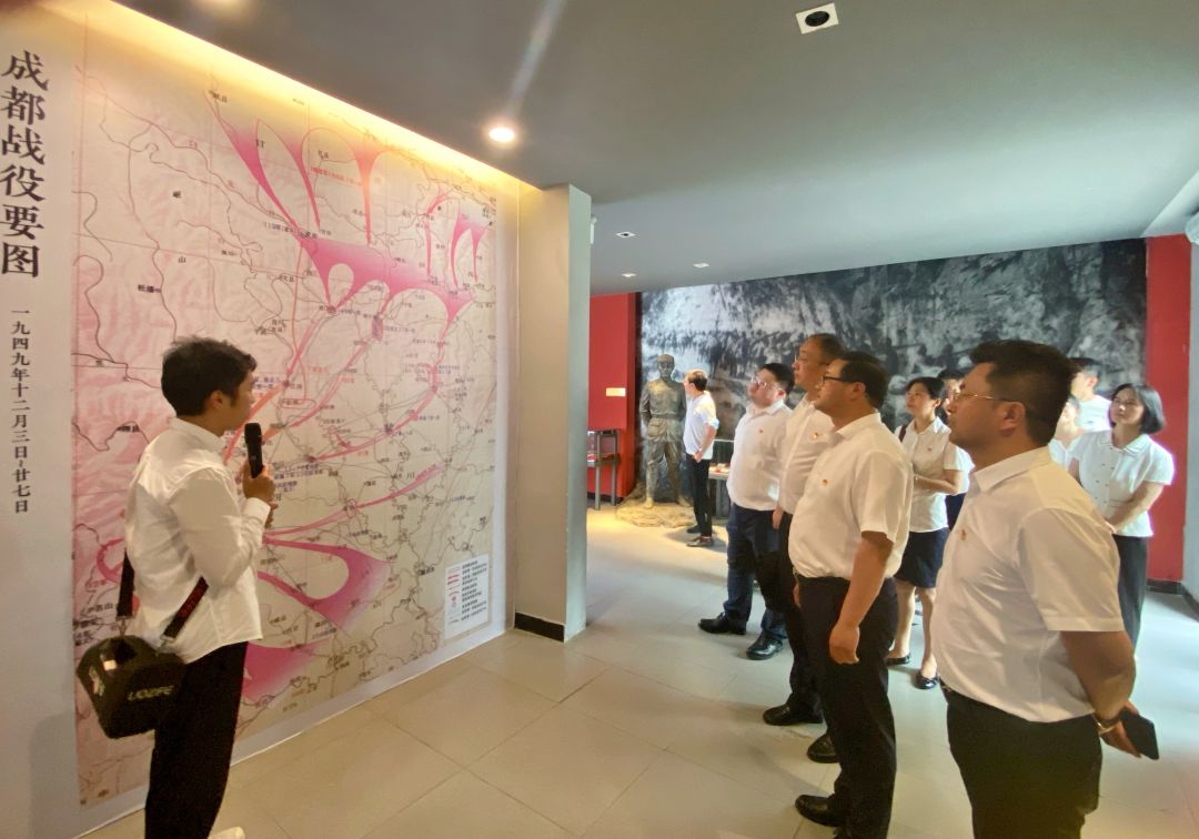 參觀成都戰(zhàn)役圖照片.jpg