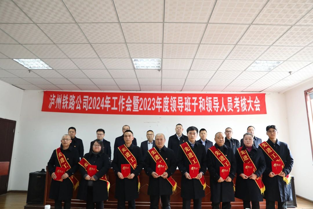 頒獎(jiǎng)先進(jìn)個(gè)人.jpg