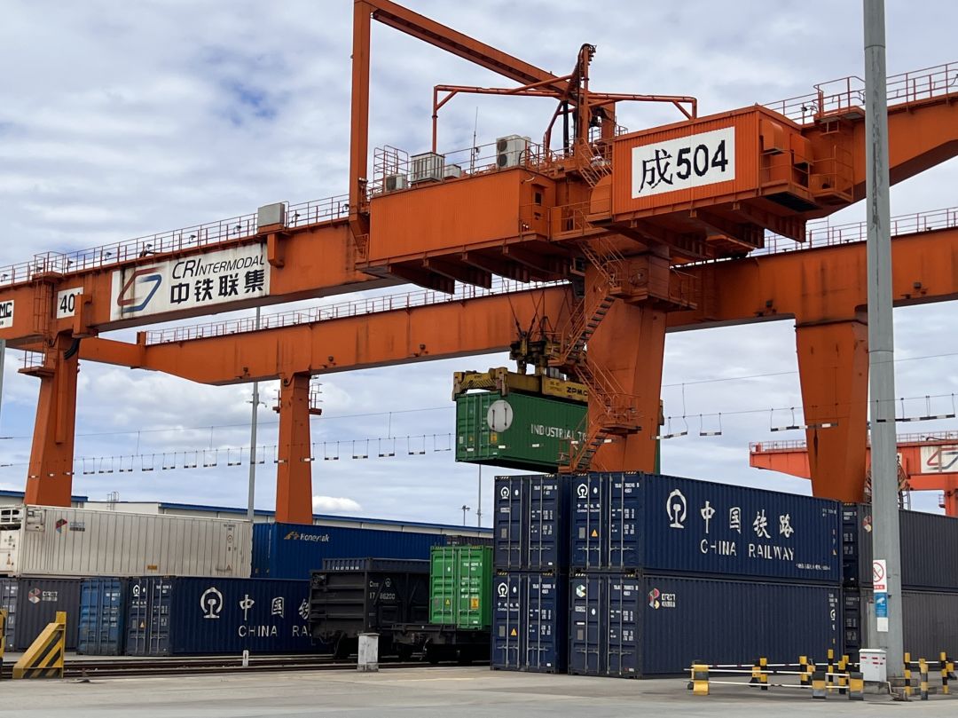 2月21日，成都青白江城廂中心站，鐵路物流公司長江班列加緊轉(zhuǎn)運來自中亞地區(qū)的鉀肥等貨物.jpg