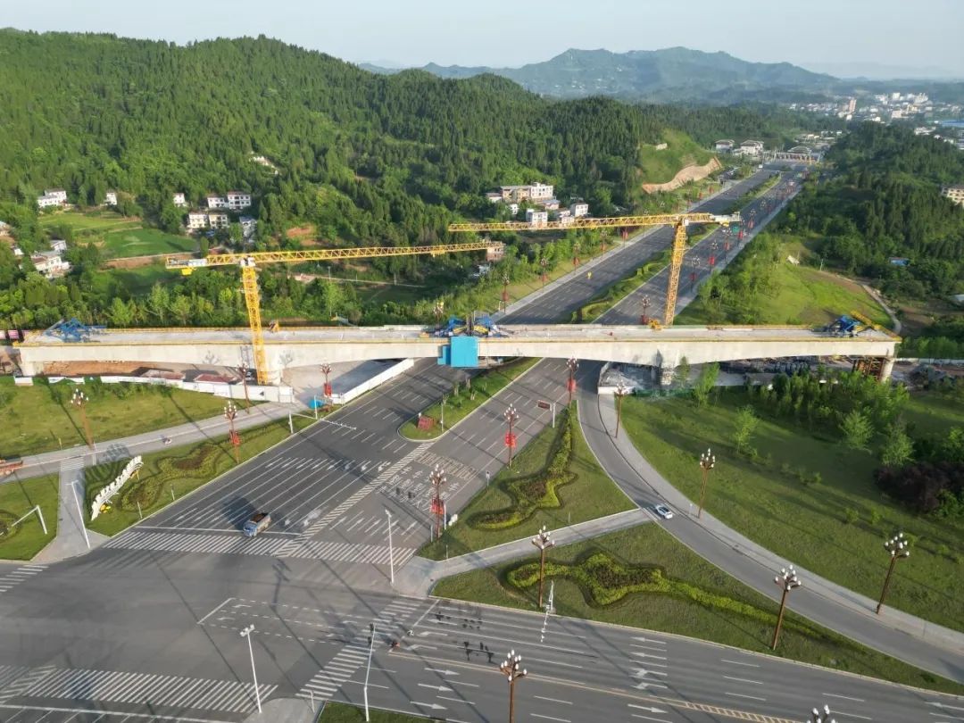 成達(dá)萬高鐵跨燕山大道特大橋連續(xù)梁順利合龍.jpg