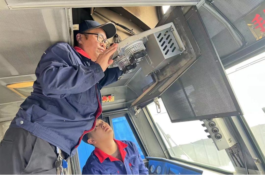 改革發(fā)展丨內(nèi)燃機車頭燈改造獲成功 歸連鐵路公司get新技能（1）.jpg