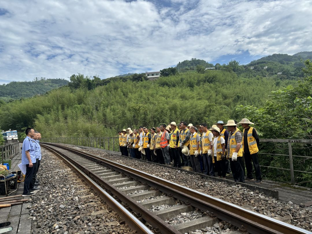 宜賓鐵路公司第四團(tuán)支部聯(lián)合工電部、安全環(huán)保部在金筠鐵路K32+325處開展年度防汛減災(zāi)應(yīng)急演練1.jpg