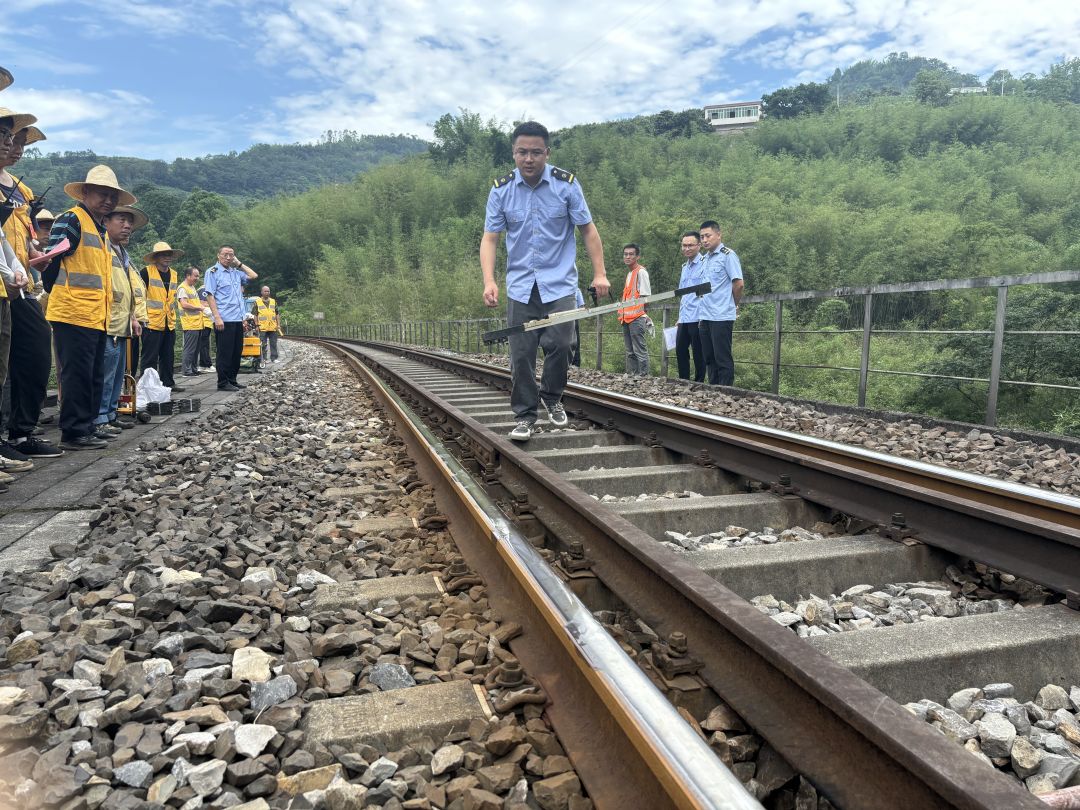 宜賓鐵路公司第四團(tuán)支部聯(lián)合工電部、安全環(huán)保部在金筠鐵路K32+325處開展年度防汛減災(zāi)應(yīng)急演練12.jpg