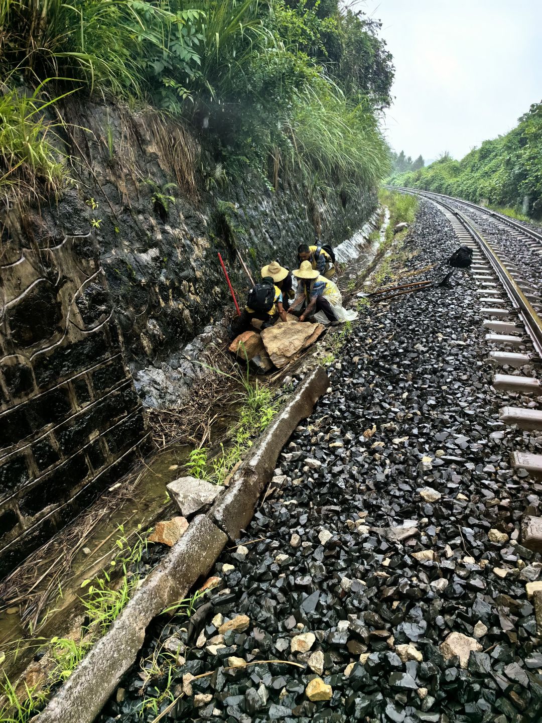 歸連鐵路公司-清理路邊落石3.jpg