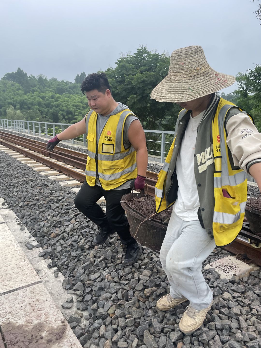 歸連鐵路公司-清理路邊落石4.jpg