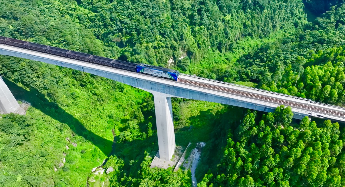 2-地方鐵路運(yùn)輸-貨運(yùn)列車行駛在連燕鐵路三岔河特大橋上 - 副本.jpg