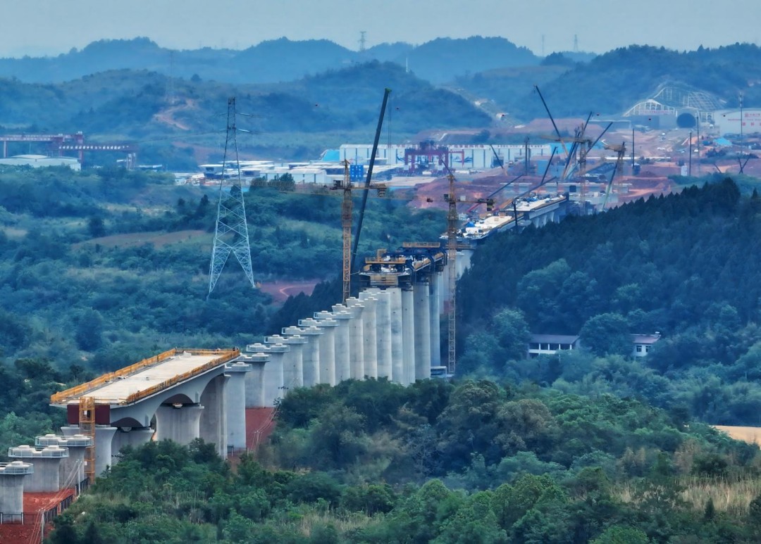 成渝中線高鐵跨成龍簡(jiǎn)快速路特大橋連續(xù)梁順利合龍；圖源：長(zhǎng)江沿岸鐵路集團(tuán)四川公司(1).jpg