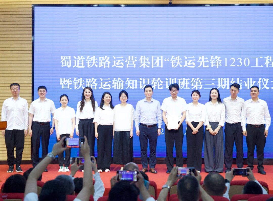 頒發(fā)優(yōu)秀小組證書.jpg