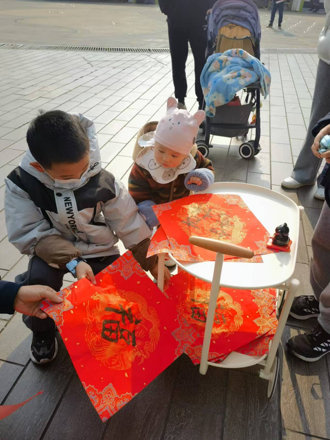5.春節(jié)前夕，兄妹倆創(chuàng)業(yè)賣福字.jpg