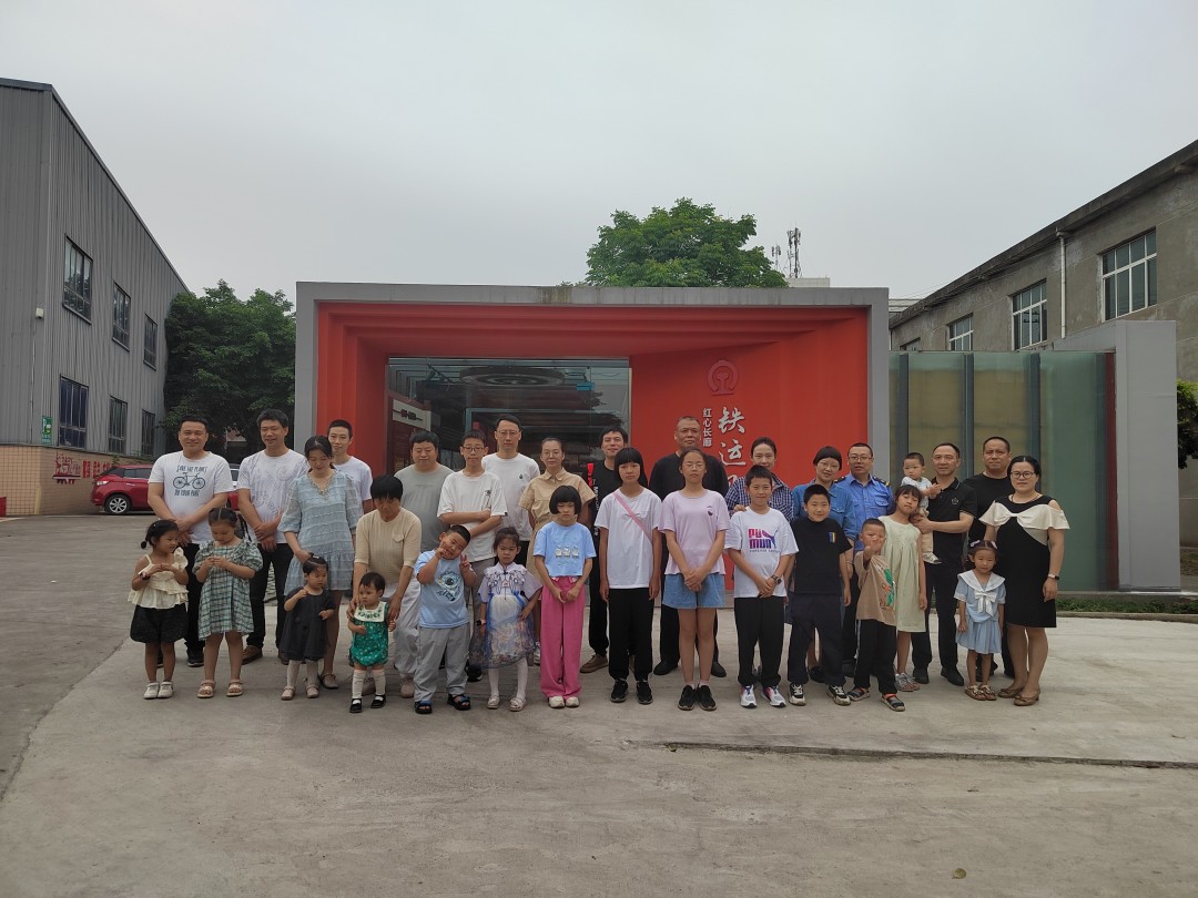 機(jī)輛部分工會(huì)職工子女參觀紅心長(zhǎng)廊.jpg