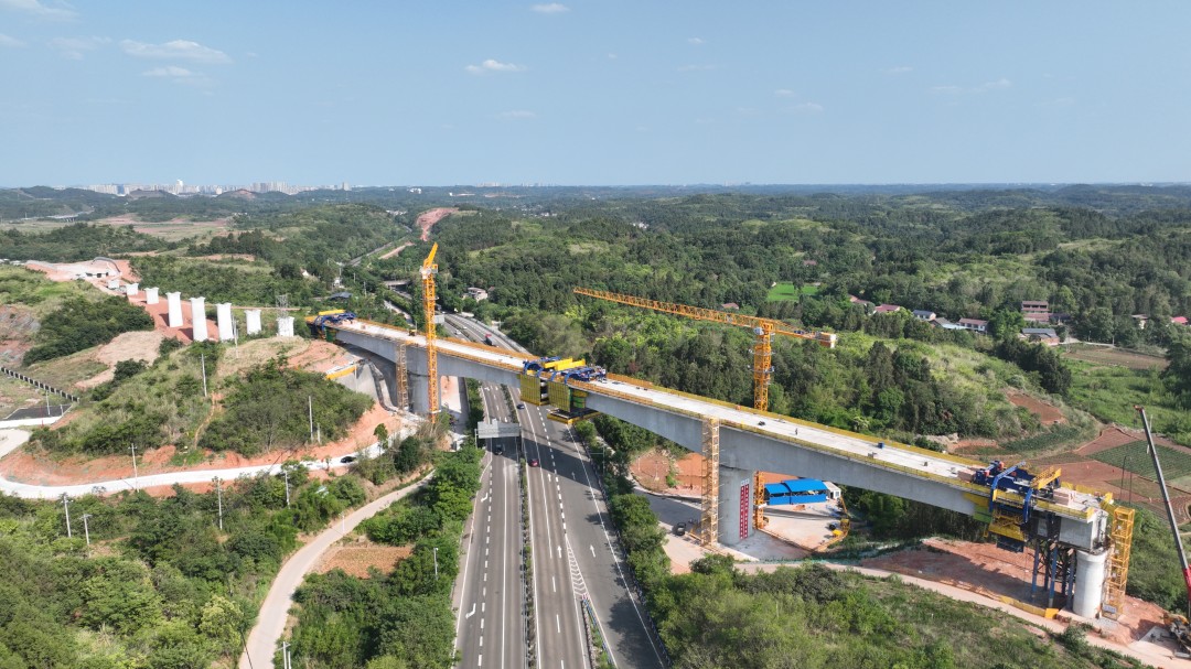 成渝中線高鐵跨成都第二繞城高速特大橋128米連續(xù)梁順利合龍.jpg